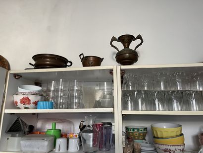 DANS LA CUISINE 
Ensemble de vaisselles,...