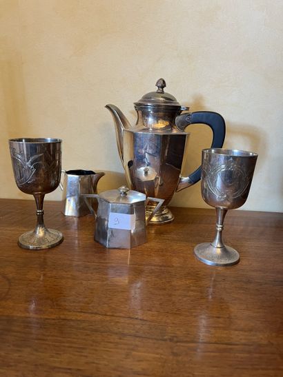 ENSEMBLE DE METAL ARGENTE comprenant :
Service...