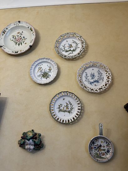 ENSEMBLE DE DIX ASSIETTES en porcelaine à...