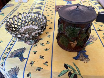 POT A TABAC en gré couverte en étain à décor...