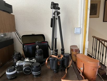 DANS LA CHAMBRE TROIS 
Canon AE-1 avec objetifs...