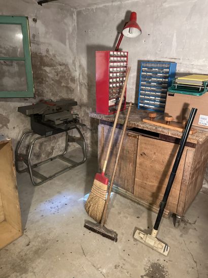 DANS LA CAVE UNE 
Ensemble d outilages à...