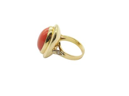 BAGUE en or jaune 750° ornée d'un cabochon...