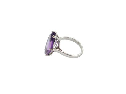 BAGUE en or gris 750° ornée d'une améthyste...