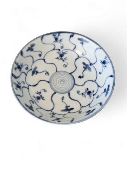 Assiette | TEK SING, Chine, avant 1822. 
Porcelaine...