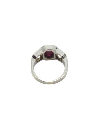 BAGUE en platine 950° ornée d'un rubis poire...