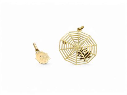 PENDENTIF en or jaune 750° figurant une toile...