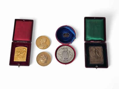 REUNION DE CINQ MEDAILLES CIVILES en bronze...
