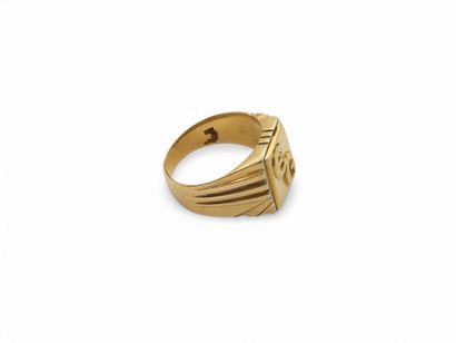 BAGUE chevalière en or jaune 750° chiffré...
