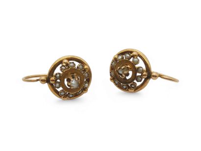 PAIRE DE BOUCLE D'OREILLE en or jaune 750°...