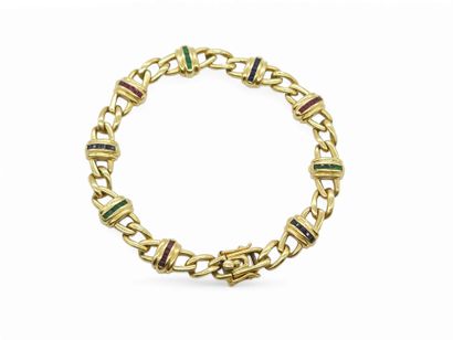 BRACELET en or jaune 750° ornée de neuf maillons...