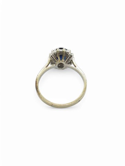 BAGUE marguerite en or gris 750° ornée d'un...