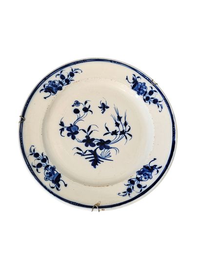 TOURNAI XIX éme siecle 
Deux assiettes à...