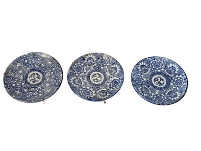 CHINE XXème siècle 
Ensemble de trois assiettes...