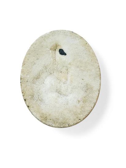 PLAQUE en camée représentant une femme implorant...