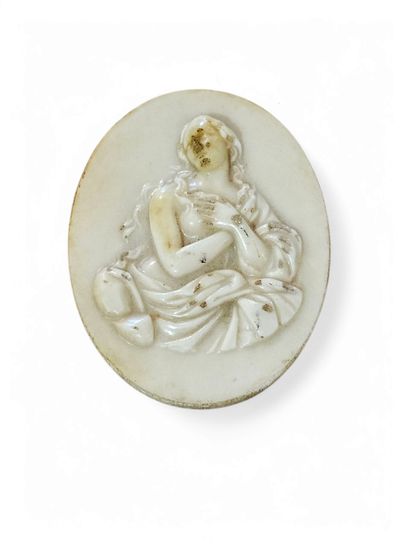 PLAQUE en camée représentant une femme implorant...