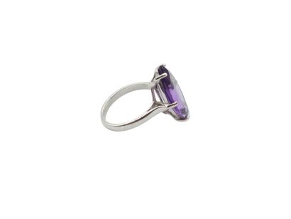 BAGUE en or gris 750° ornée d'une améthyste...