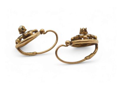 PAIRE DE BOUCLE D'OREILLE en or jaune 750°...