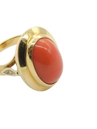 BAGUE en or jaune 750° ornée d'un cabochon...
