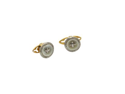 PAIRE de boutons de manchette chaine en or...