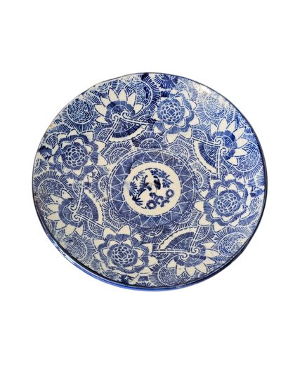 CHINE XXème siècle 
Ensemble de trois assiettes...