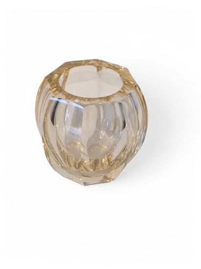 DAUM NANCY 
Vase boule en cristal à pans...