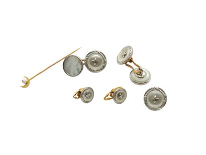 PAIRE de boutons de manchette chaine en or...