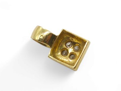 PENDENTIF en or jaune 750° sertie de quatre...