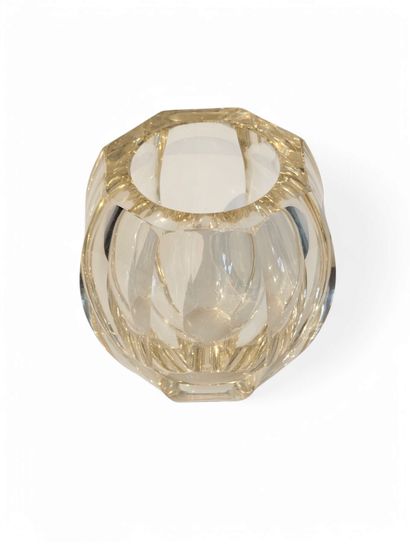 DAUM NANCY 
Vase boule en cristal à pans...