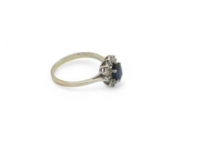 BAGUE marguerite en or gris 750° ornée d'un...