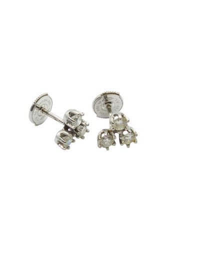 PAIRE DE BOUCLES d'oreilles en or gris 750°...