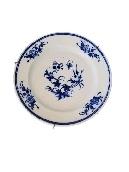 TOURNAI XIX éme siecle 
Deux assiettes à...
