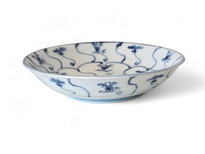 Assiette | TEK SING, Chine, avant 1822. 
Porcelaine...