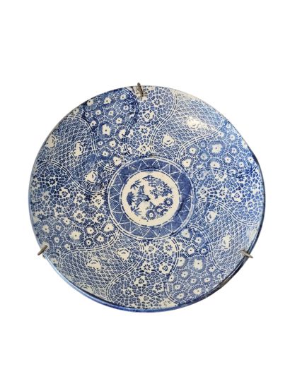 CHINE XXème siècle 
Ensemble de trois assiettes...