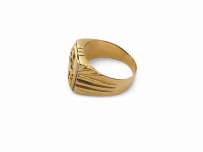 BAGUE chevalière en or jaune 750° chiffré...