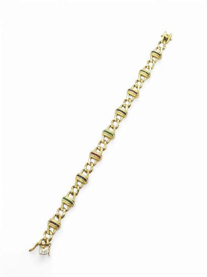 BRACELET en or jaune 750° ornée de neuf maillons...