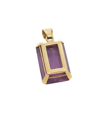 PENDENTIF en or jaune 750° ornée d'une importante...