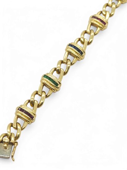 BRACELET en or jaune 750° ornée de neuf maillons...