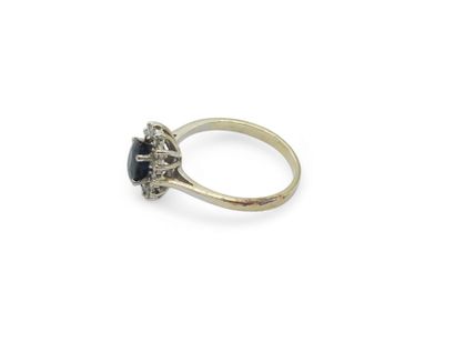 BAGUE marguerite en or gris 750° ornée d'un...