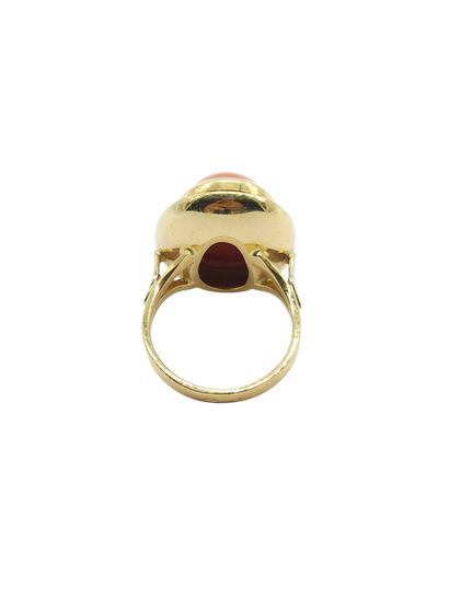 BAGUE en or jaune 750° ornée d'un cabochon...