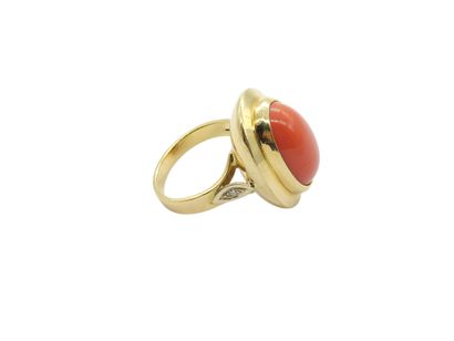 BAGUE en or jaune 750° ornée d'un cabochon...