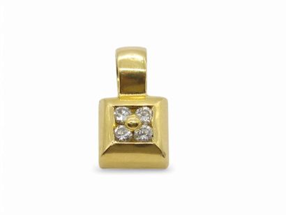 PENDENTIF en or jaune 750° sertie de quatre...