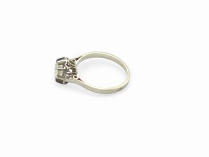 BAGUE en or et platine ornée d'un diamant...