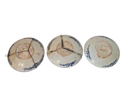 CHINE XXème siècle 
Ensemble de trois assiettes...