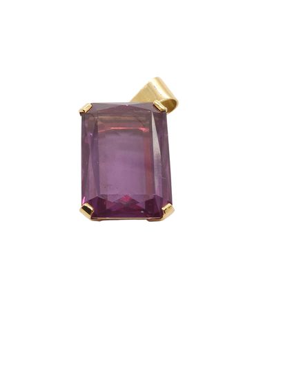 PENDENTIF en or jaune 750° ornée d'une importante...