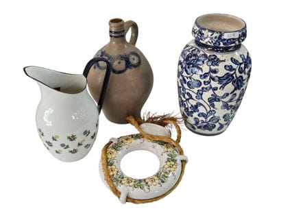 Ensemble de bibelots comprenant
Vase moderne
Gargoulette...