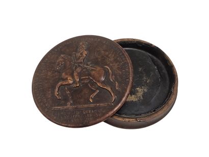 ROUND BOX IN WOOD carved with Henri IV on...