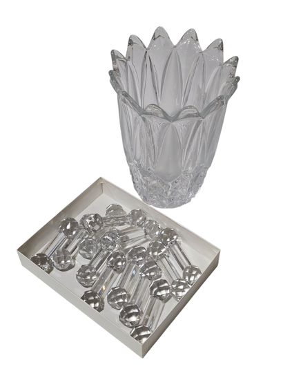 VASE in molded glass
On y joint 
Twelve molded-glass...