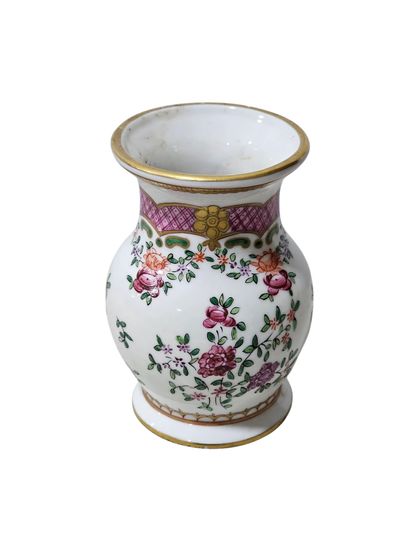 SAMSON XIXème siècle 
Petit vase en porcelaine...
