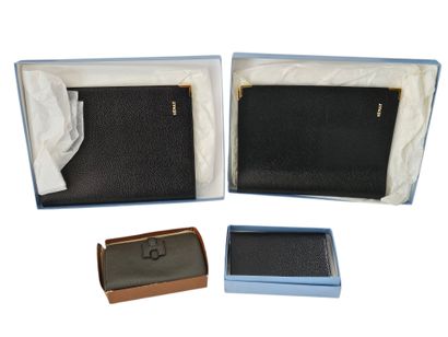 THE TANNER
Two document holders
One card...